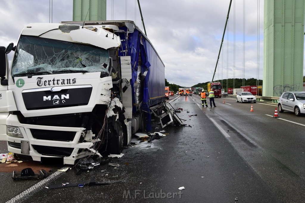 Schwerer LKW VU PKlemm A 4 Rich Olpe auf der Rodenkirchener Bruecke P081.JPG - Miklos Laubert